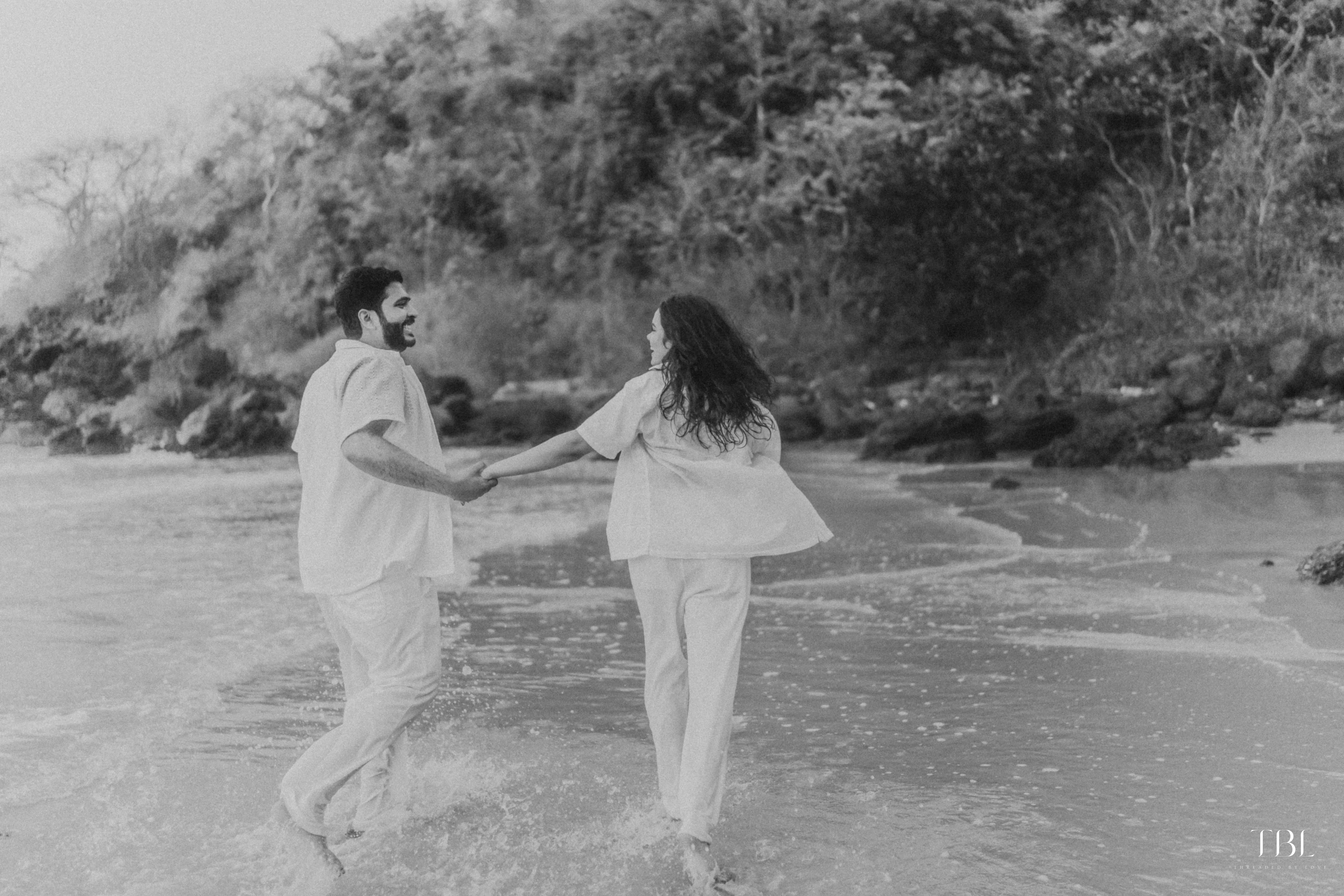 Anusha and Satya beach moments captured in candid romantic style